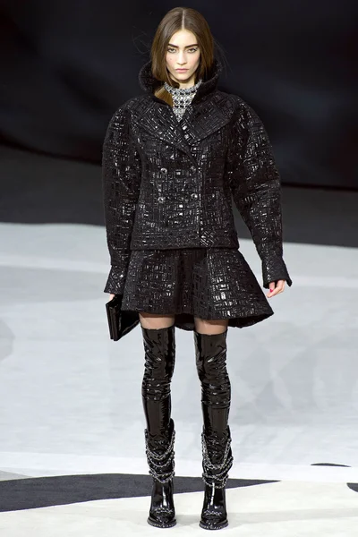 Look 16
